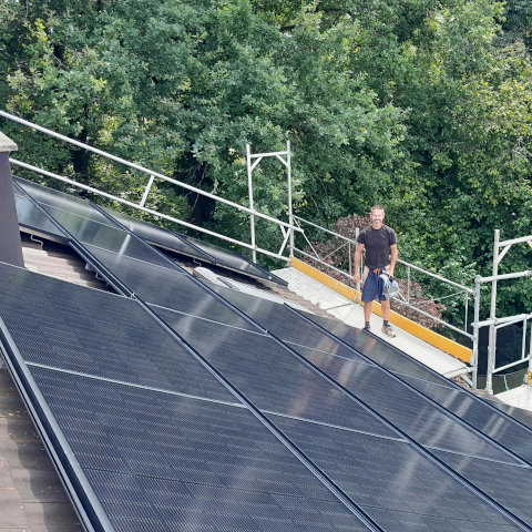 Glücklicher Solaranlagebauer und Besitzer