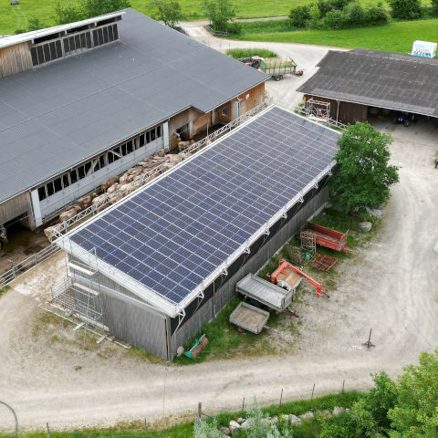 Fertige Solaranlage auf dem Bauernhof