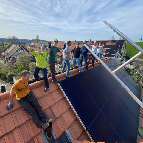 Solar Team mit Hausbesitzer